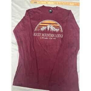Rocky Mountain Lodge Colorado Graphic T Shirt Maroon 100% Cotton Size Small